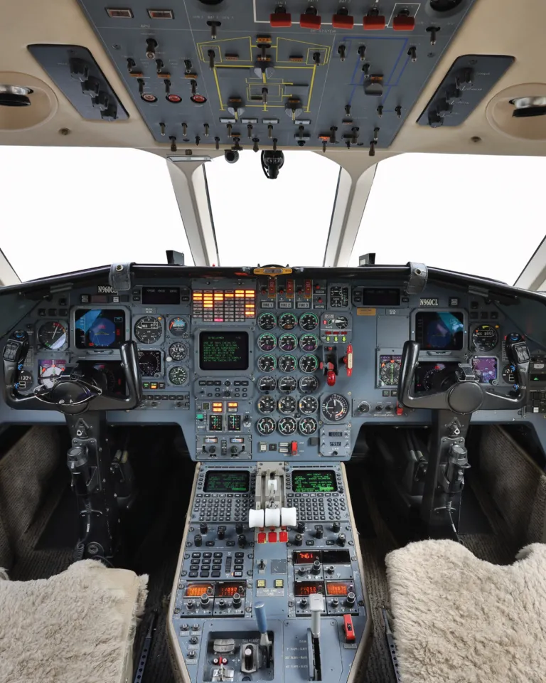 Dassault Falcon 900B flight deck.