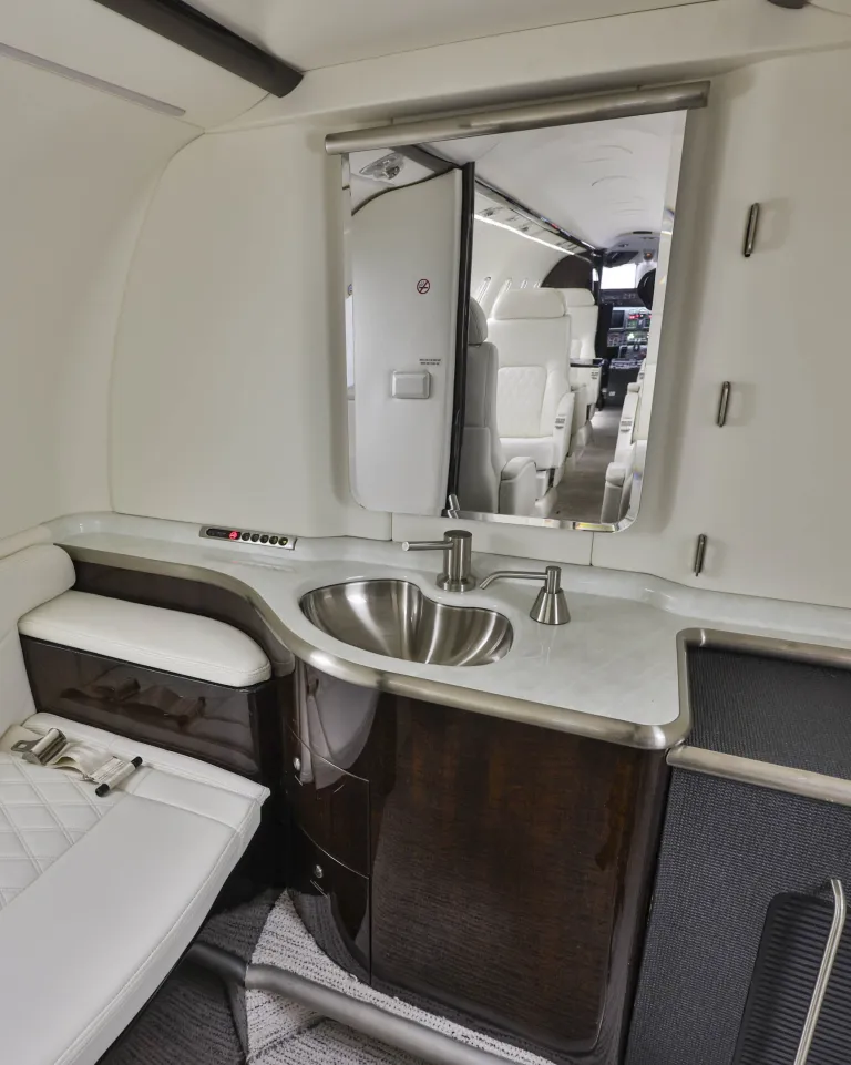 Bombardier Learjet 45XR Lavatory N45JG