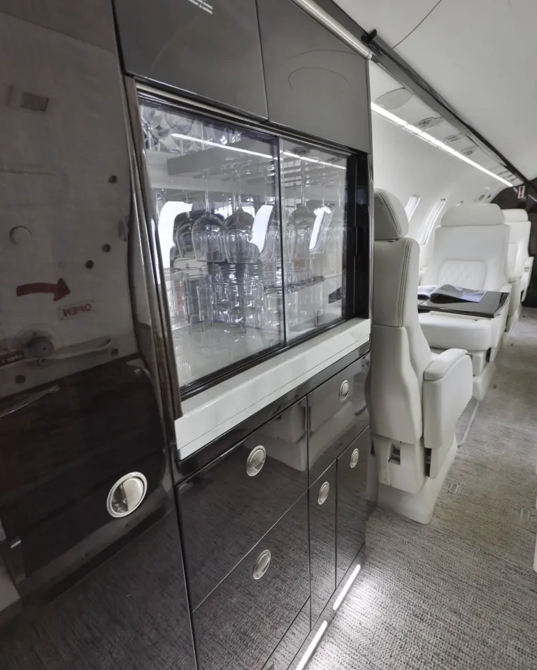 Bombardier Learjet 45XR Refreshment Center N45JG